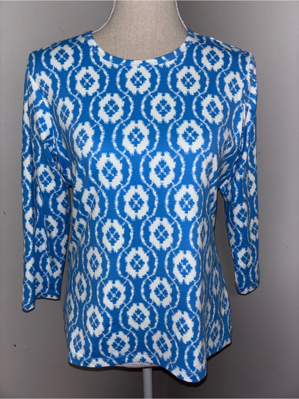 J McLaughlin blue & white ikat geometric Signature Top 3/4 sleeve size Medium